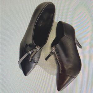 Party, Date Night, Black Leather Front Zip Spiked Heeled Shooties Women size 8.5